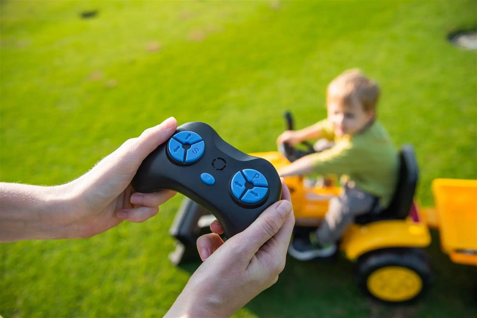 12V Freddo Excavator 1 Seater Ride on for Kids – wheels and suspension detail | Freddo Toys Canada